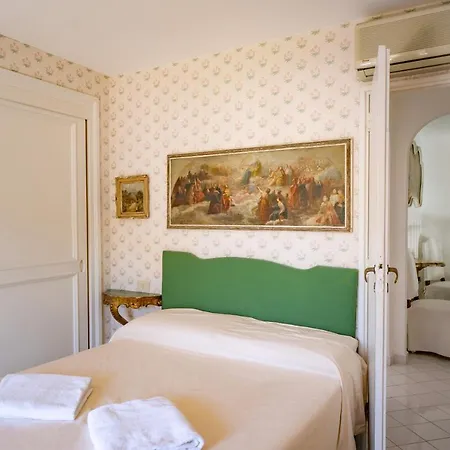 Willa Charming Capri