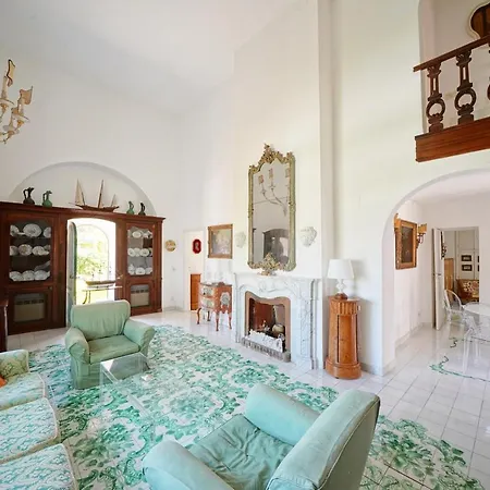 Willa Charming Capri